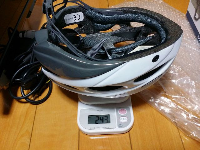 モンベルのサイクルヘルメットの重量を測定しています。詳細は以下