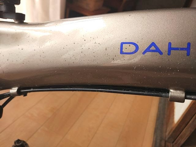 自転車のフレームに付いた泥はね汚れ