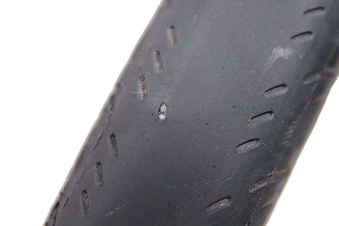自転車のタイヤに刺さった異物を取り除いたときにできた穴を補修する 週末サイクリング部