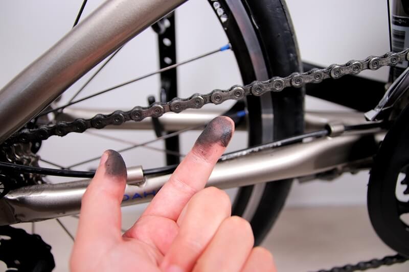 自転車チェーンを触ったあと真っ黒になった指