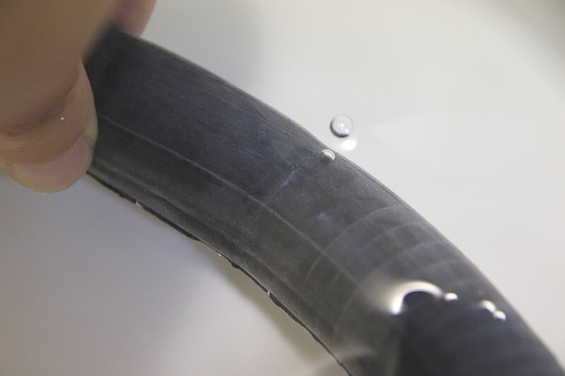 自転車チューブの空気漏れを洗面器に貼った水で確認