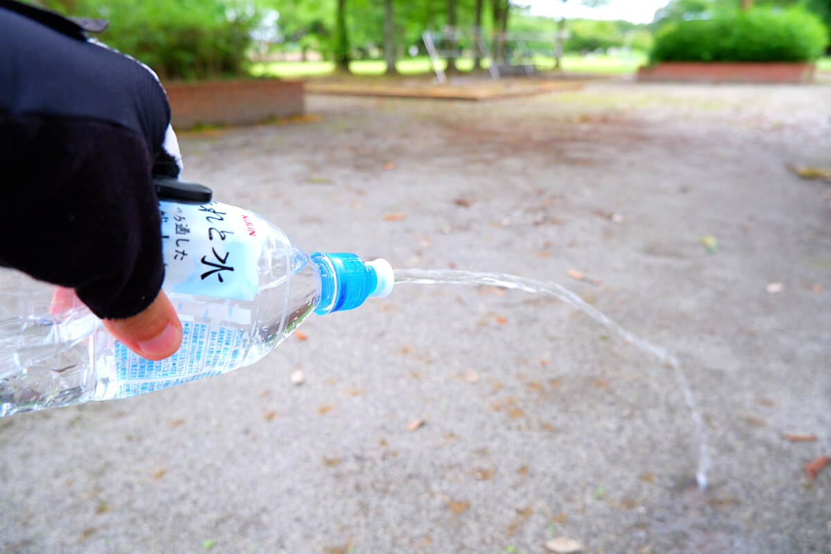スポーツタイプのペットボトルキャップから水を出す