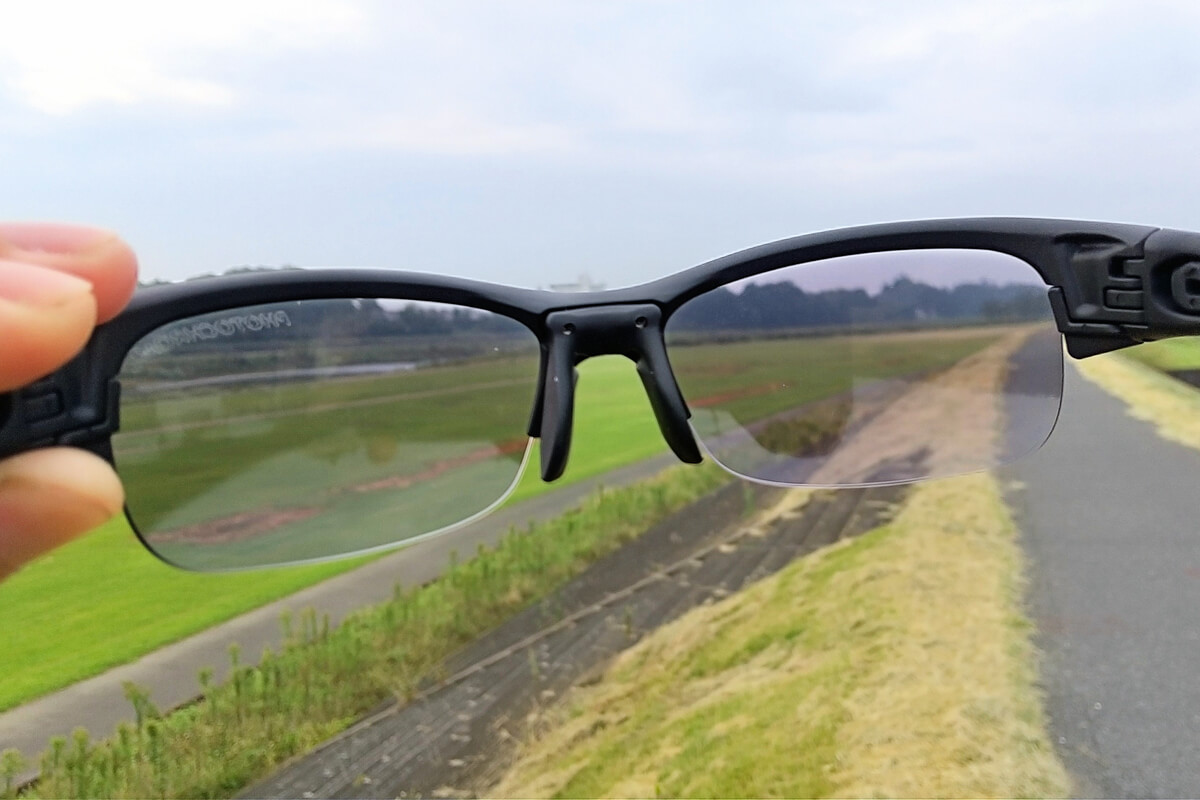 曇りのサイクリングに調光レンズのサングラス