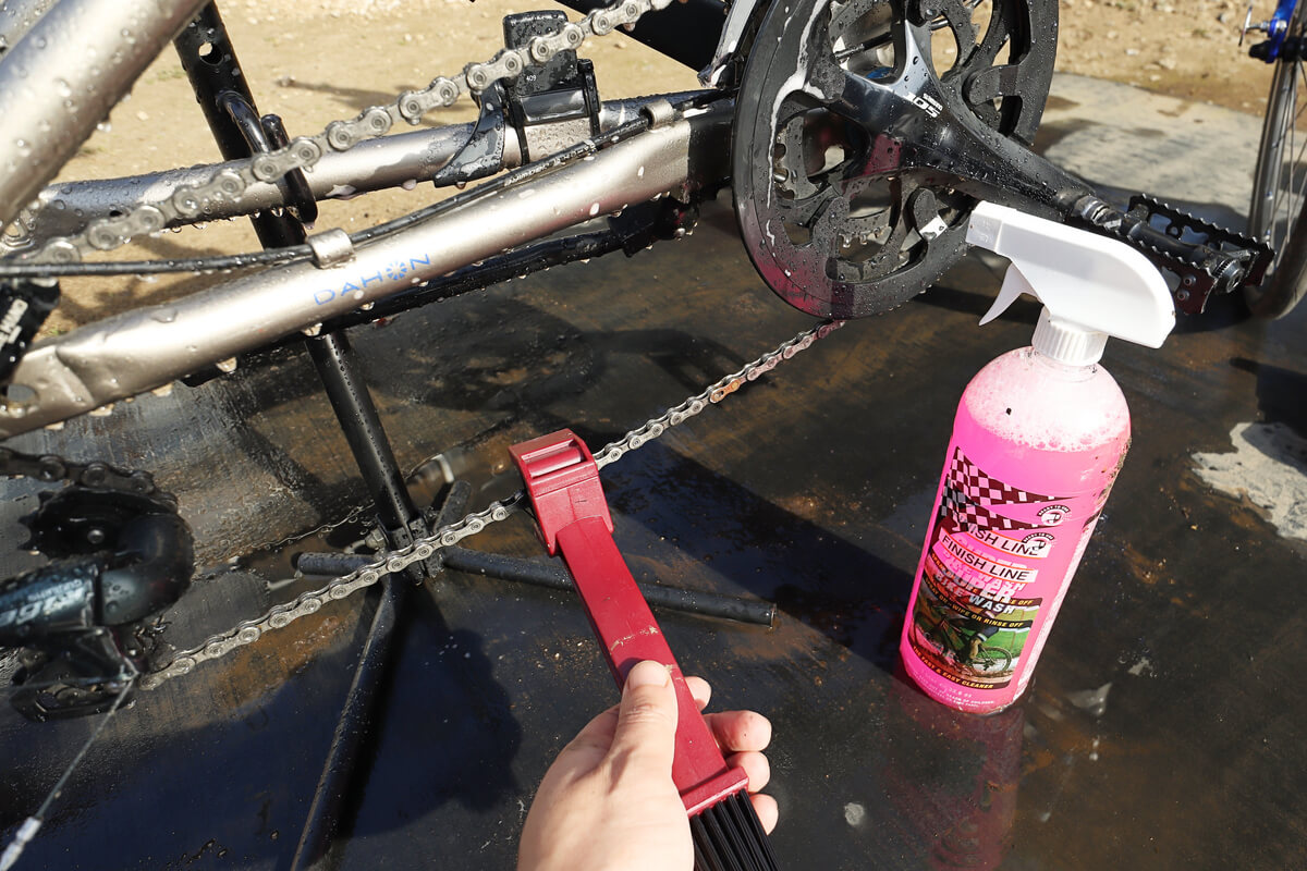自転車のチェーンを専用ブラシで洗う