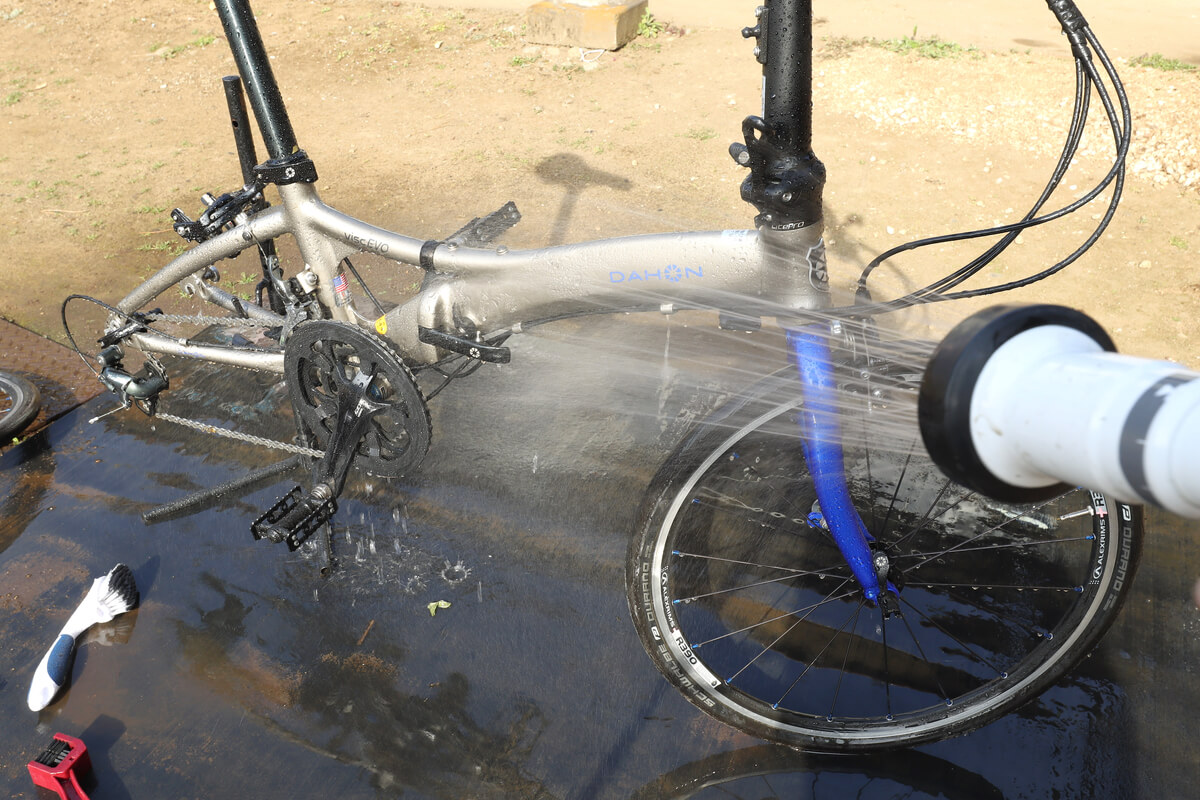 自転車全体に水を浴びせる