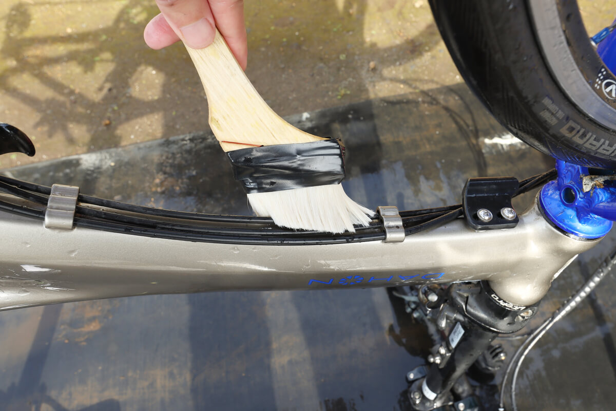 自転車のアウターケーブルの隙間を洗う