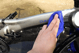 自転車フレームをマイクロファイバークロスで水洗いする