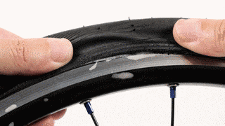 SCHWALBE EASY FITを使うと簡単にタイヤを嵌められる
