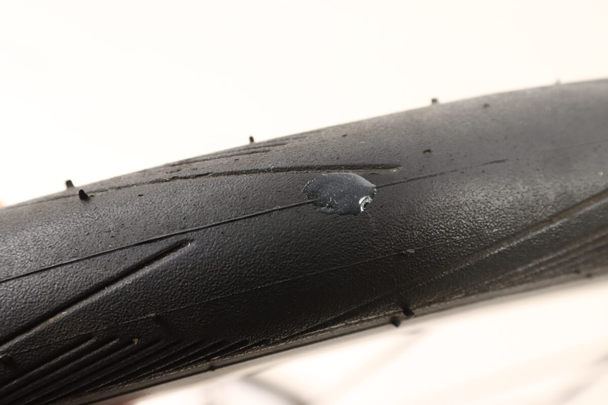 補修した自転車タイヤの穴