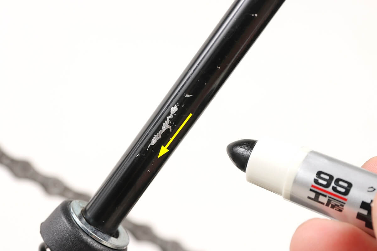 自転車スタンドの傷にキズペンを塗る