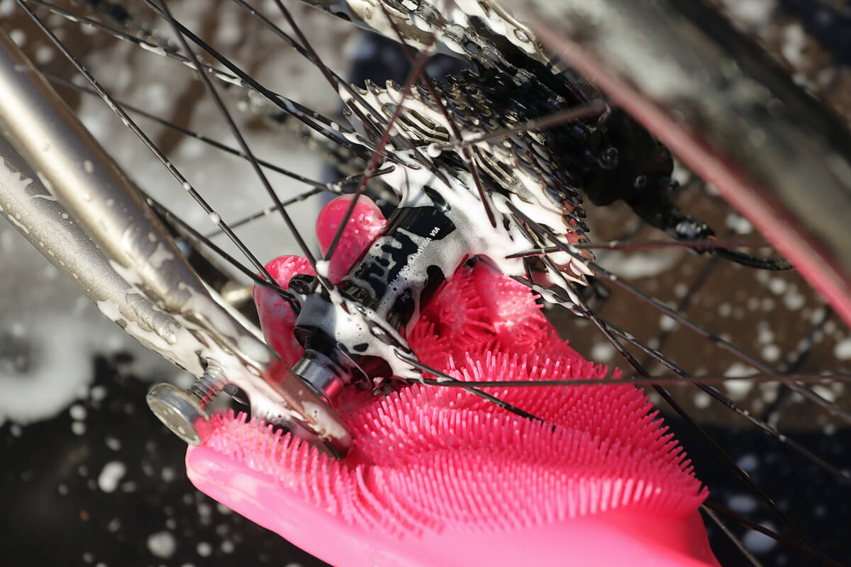 マックオ DEEP SCRUBBER GLOVESで自転車ホイールのハブを洗う