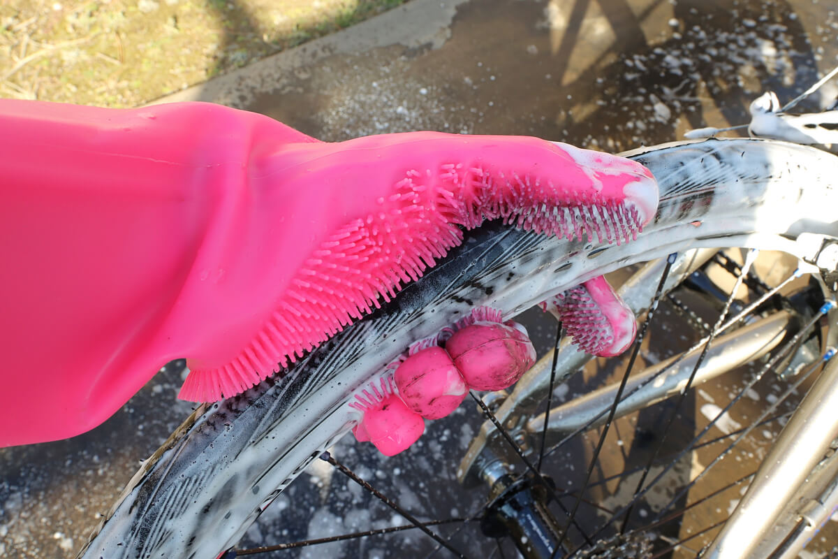 マックオ DEEP SCRUBBER GLOVESで自転車のタイヤを洗う