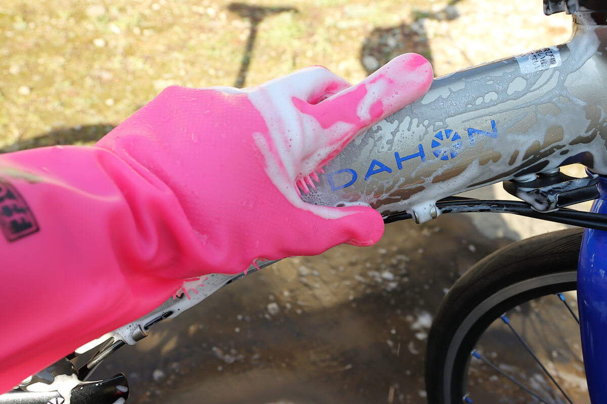 マックオ DEEP SCRUBBER GLOVESで自転車フレームを洗う