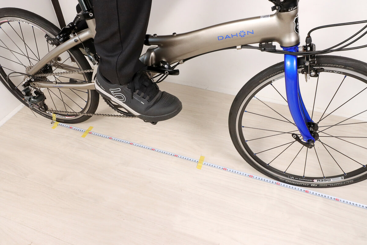 自転車に荷重をかけてタイヤ周長を測る