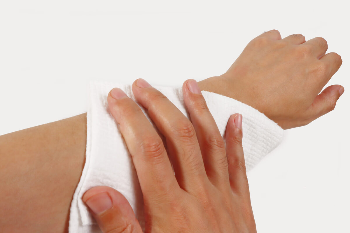 ダイソー 圧縮タオルで腕を拭く