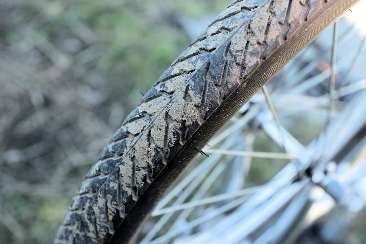 泥だらけの自転車タイヤ