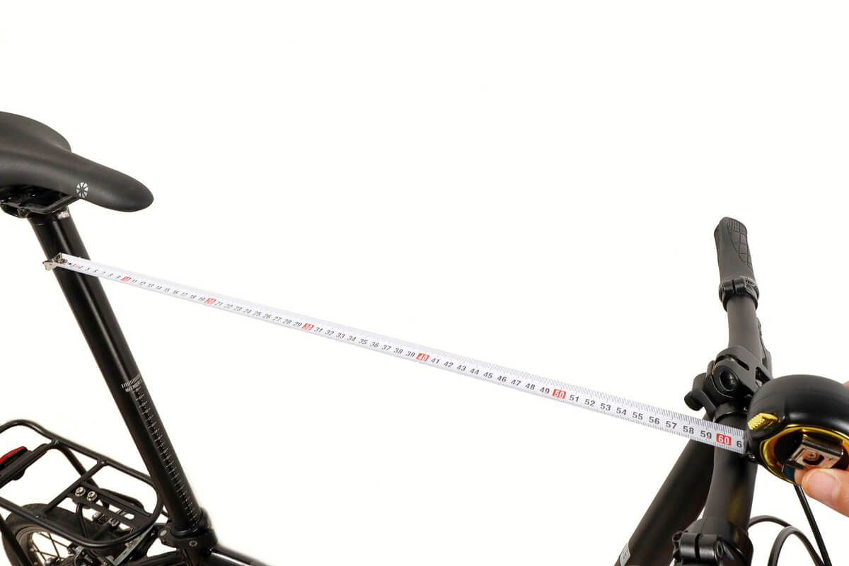 巻尺で自転車のハンドル間距離を測る