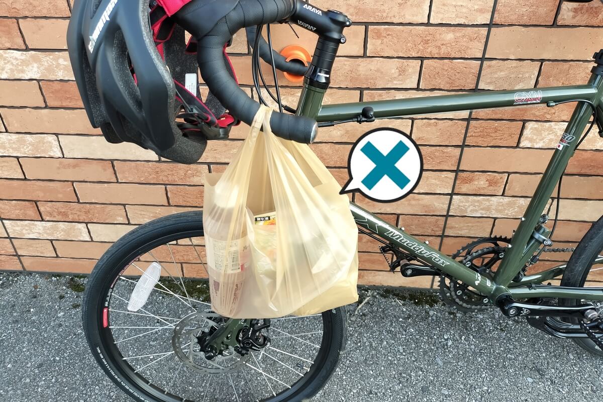 自転車のハンドルに袋を下げてはいけない