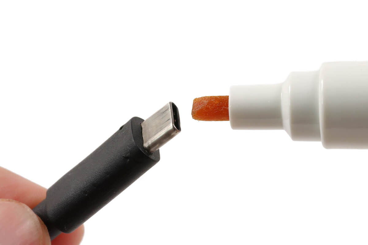 USBの端子にKURE 5-56 ペンタイプを塗って接触不良を解消する