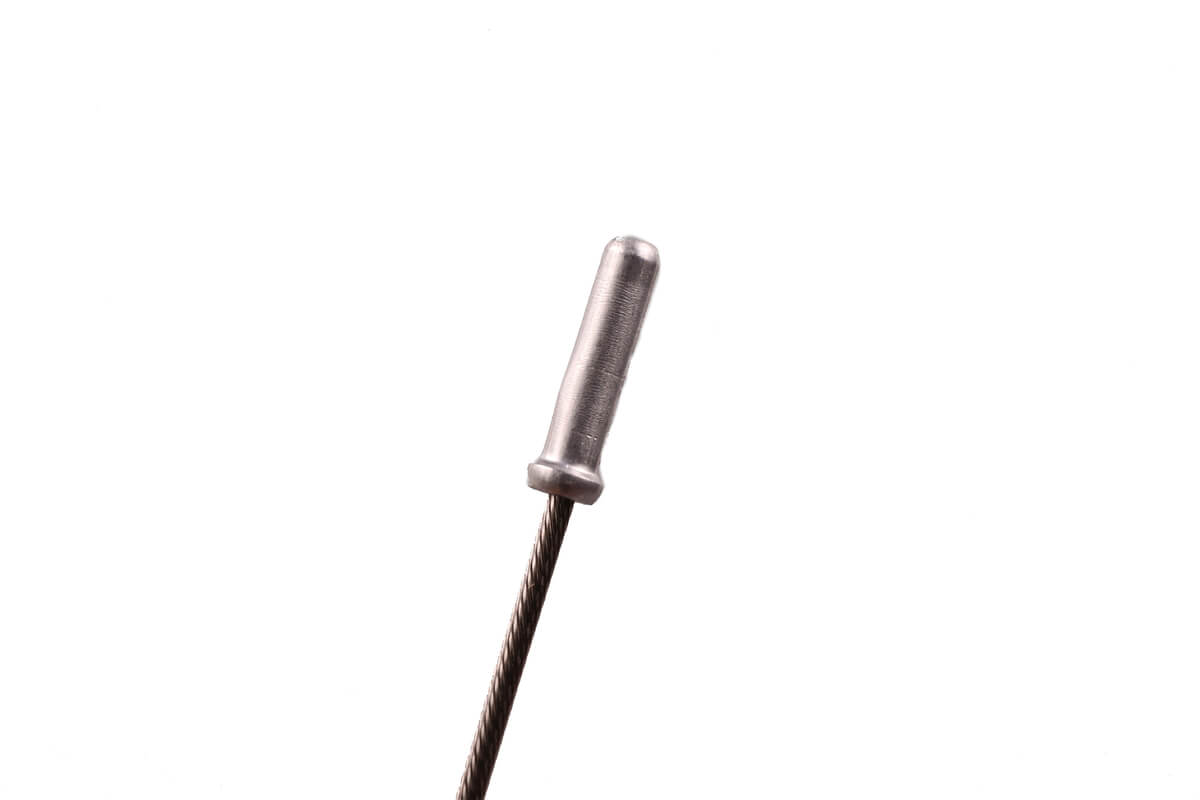 電工ペンチの裸圧着端子で圧着したエンドキャップの反対側