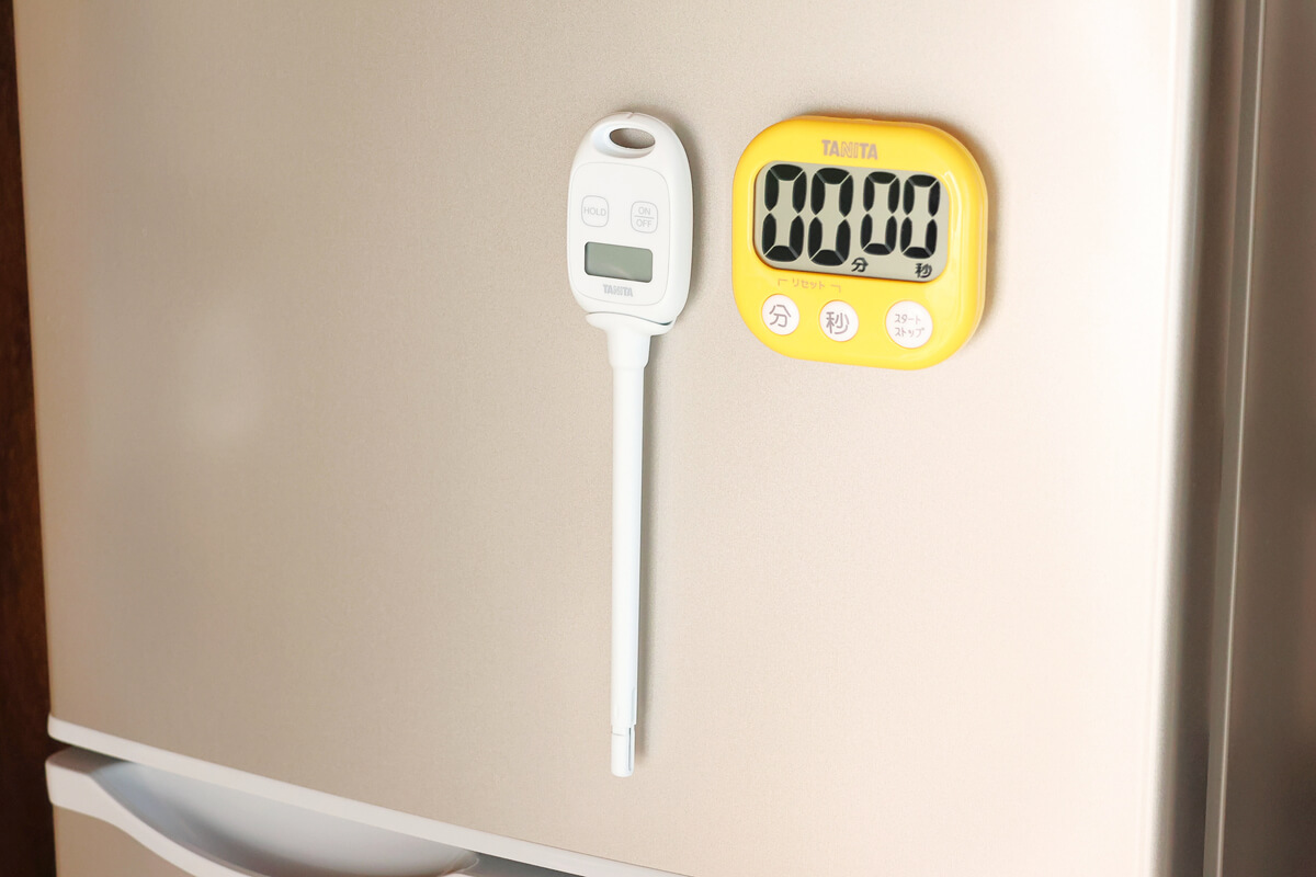 タニタの料理温度計 TT-583を冷蔵庫に貼り付ける