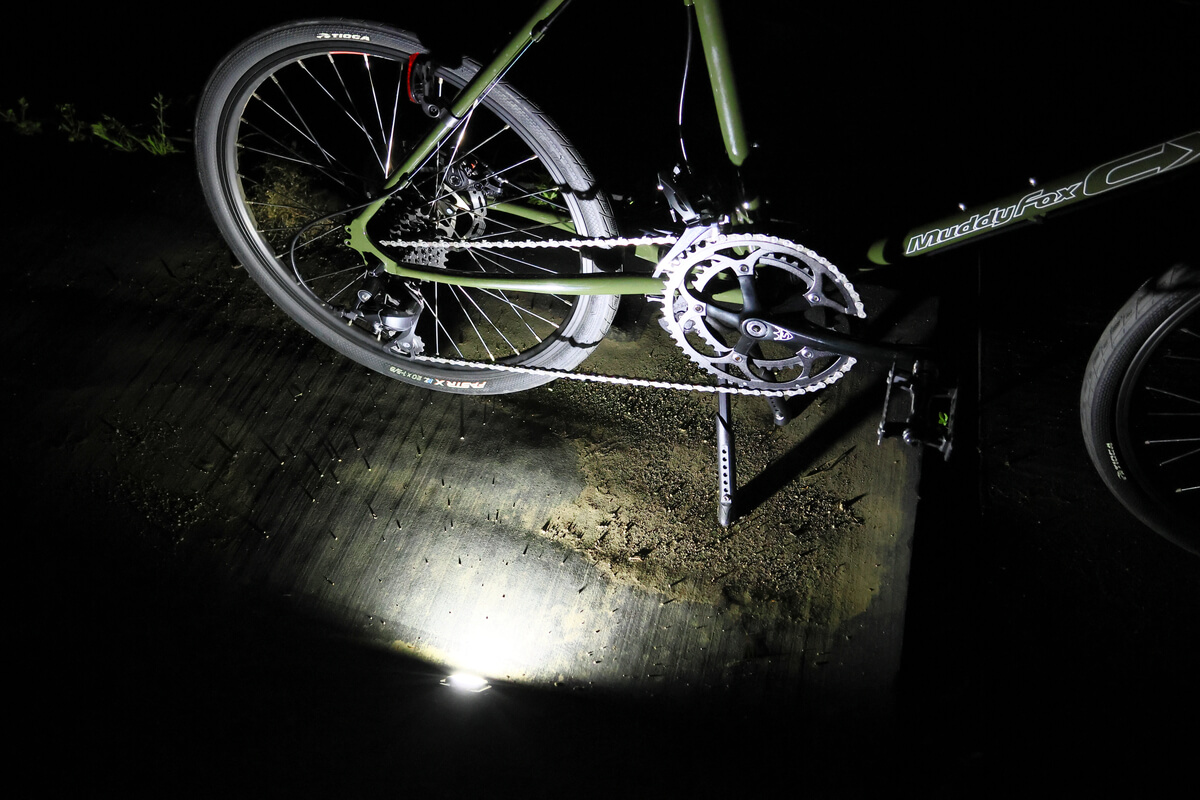 自転車をダイソーの充電式COBライトで照らす