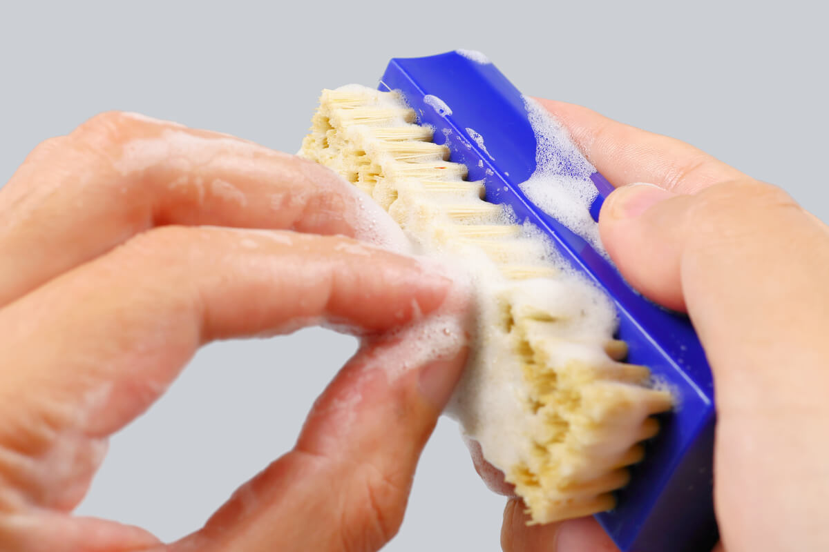 KTC ネイル＆ハンドブラシの長い方のブラシで爪を洗う